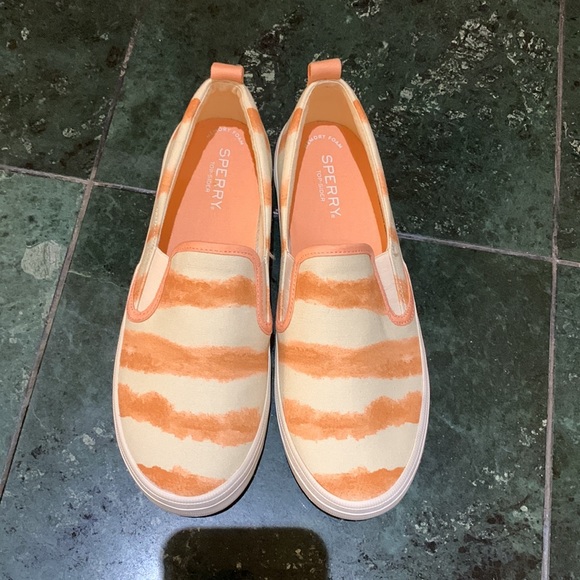 NWOT womens size 7.5 Sperry Crest slip on sneakers - Picture 3 of 4
